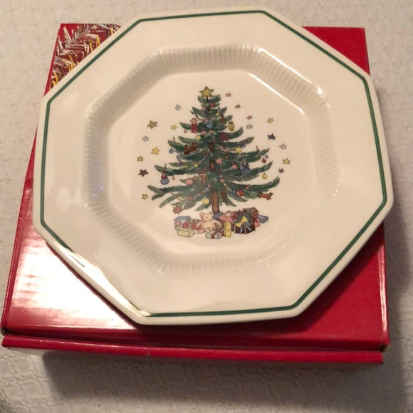 Nikko Ceramics Holiday Nikko Christmas 4 Octagon Shaped Dinner